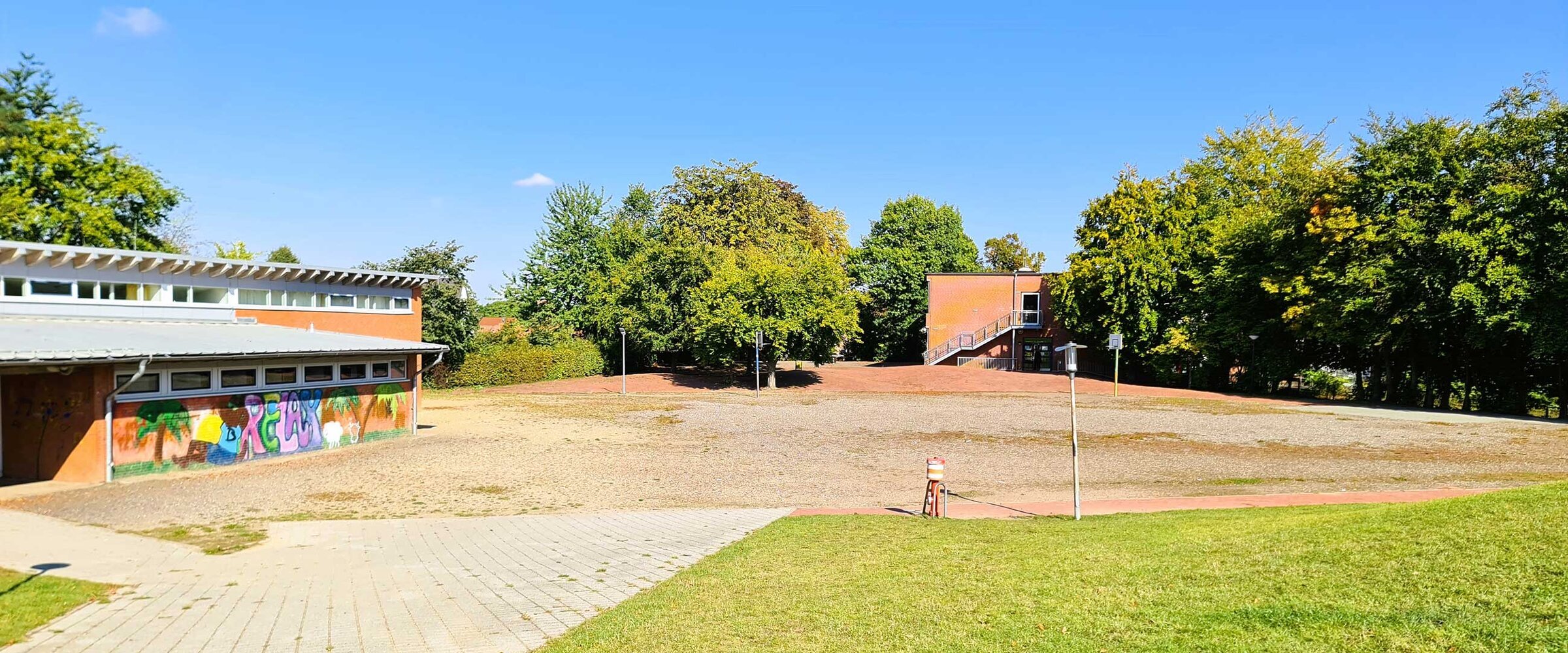 Hier sieht man den Schulhof mit dem Werkhaus an der linken Seite und dem Gemeinschaftsschulhaus im Hintergrund.