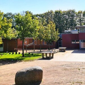 Hier sieht man den Schulhof vor dem Grundschulhaus mit der Mensahalle.