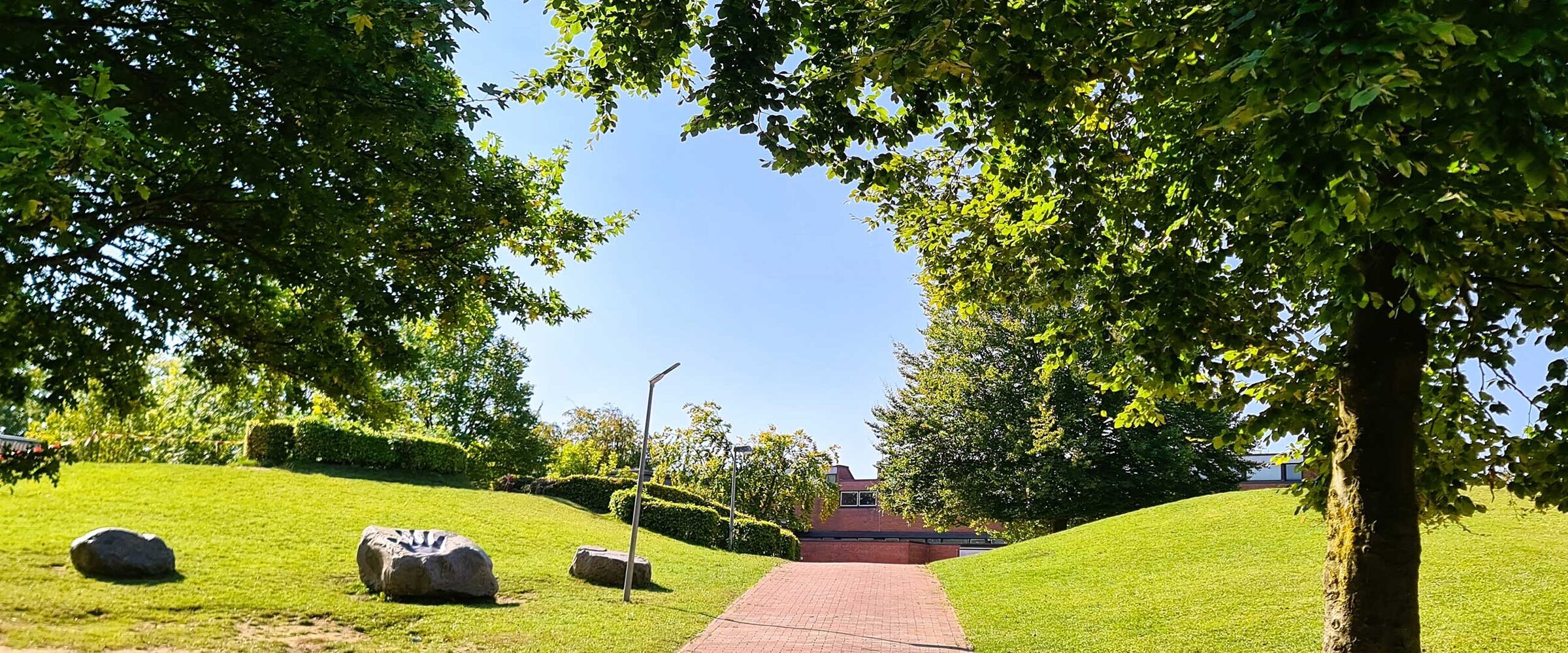 Hier sieht man den Schulhof mit dem Weg, der zum Grundschulhaus führt.