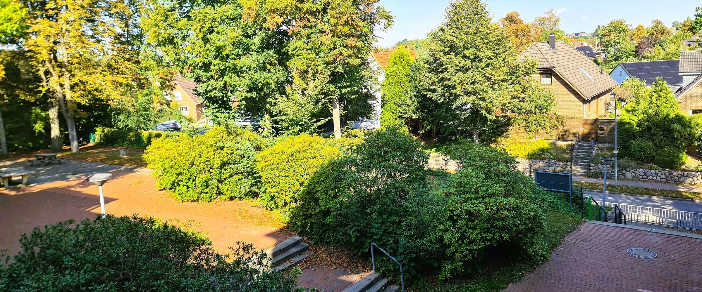 Das ist der Blick aus dem Gemeinschaftshaus auf den Eingangsbereich von der Lindenstraße her.
